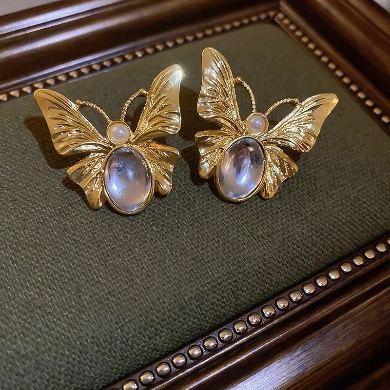 2026 Real Gold Electroplating Silver Needle Medium Antique Freshwater Pearl Love Earrings Premium Vintage Retro Earrings view 3