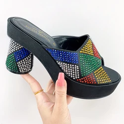 Mode Top Italiaanse Ontwerpers 2023 Luxe Ronde Neus Strass Heldere Diamant Patchwork Zomer Dames Platvan Hoge Hakken Schoenen