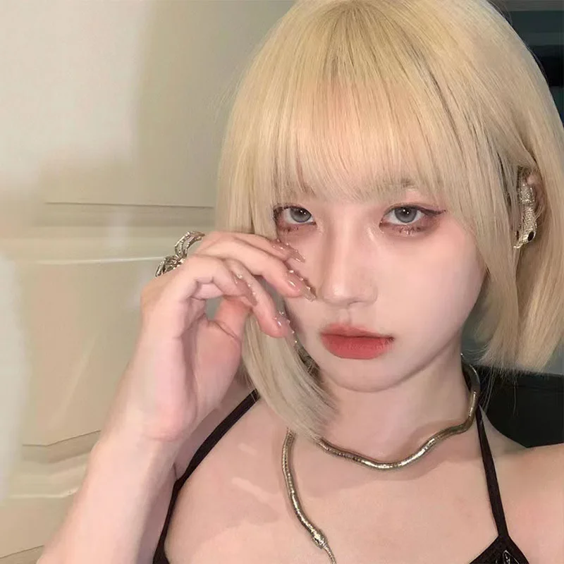 

Синтетический парик для женщин: короткие прямые волосы, стиль боб, пышный, естественный, с воздушной челкой, милый, повседневный, на всю голову