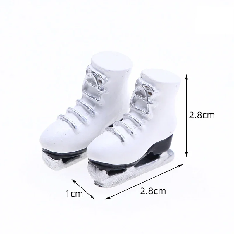 Cadeau décoratif pour enfants-1 paire de patins miniatures pour maison de poupée, modèle d'accessoires de chaussures de patinage de Simulation
