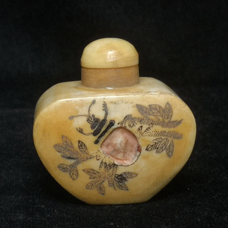 YIZHU CULTUER ART Size 4.4 × 4.3 cm Collection Ornaments old China Hand Carved inlay beetle flower Snuff Bottles