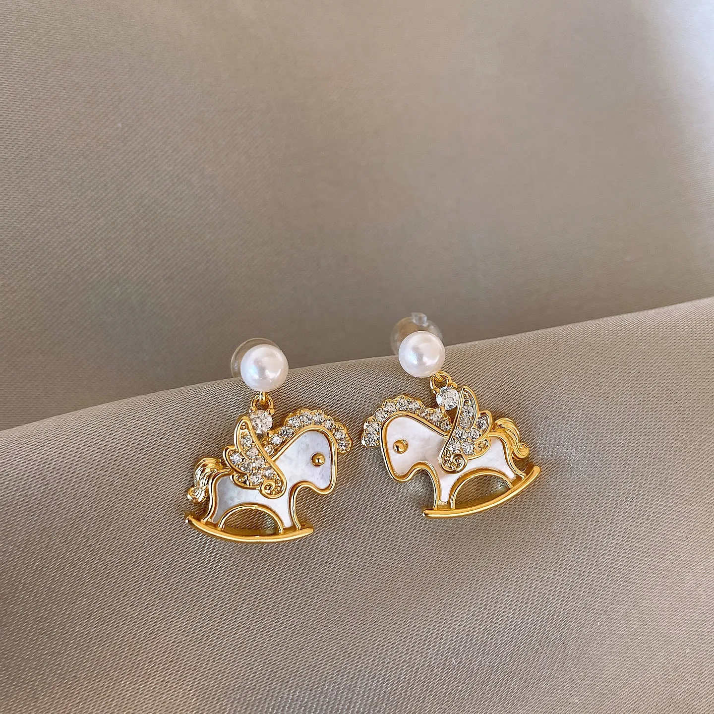 أقراط متدلية فريدة من نوعها على شكل حيوانات كرتونية كولت هورس للنساء والفتيات تصميم معدني ذهبي وفضي اللون إكسسوارات مجوهرات #2