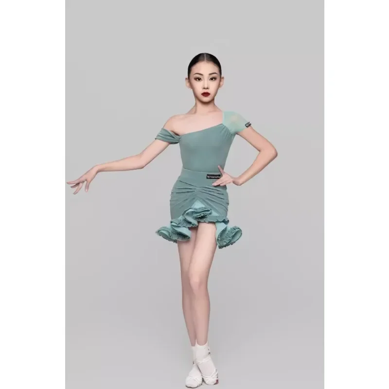 Dziewczęca sukienka do ćwiczeń latynoamerykańskich na zamówienie, nowoczesny zestaw trzyczęściowy z asymetrycznym ramieniem, spódnica konkursowa z siateczką, strój do występów.