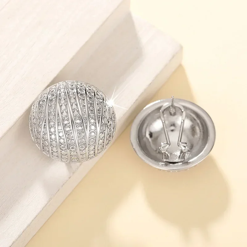 2026 New European and American Style Two Tone Exquisite Earrings for Attending Banquets, Personalized Temperament Accessories