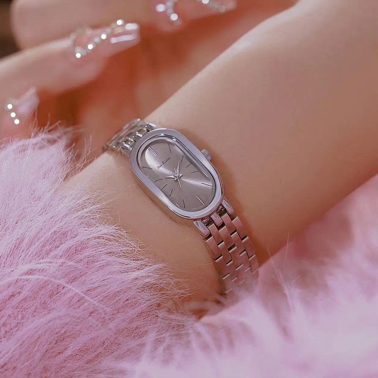 

Элегантные роскошные женские часы в ретро-стиле, золотистого цвета, водонепроницаемые, с ремешком из нержавеющей стали, кварцевые, идеально сочетаются с платьями.