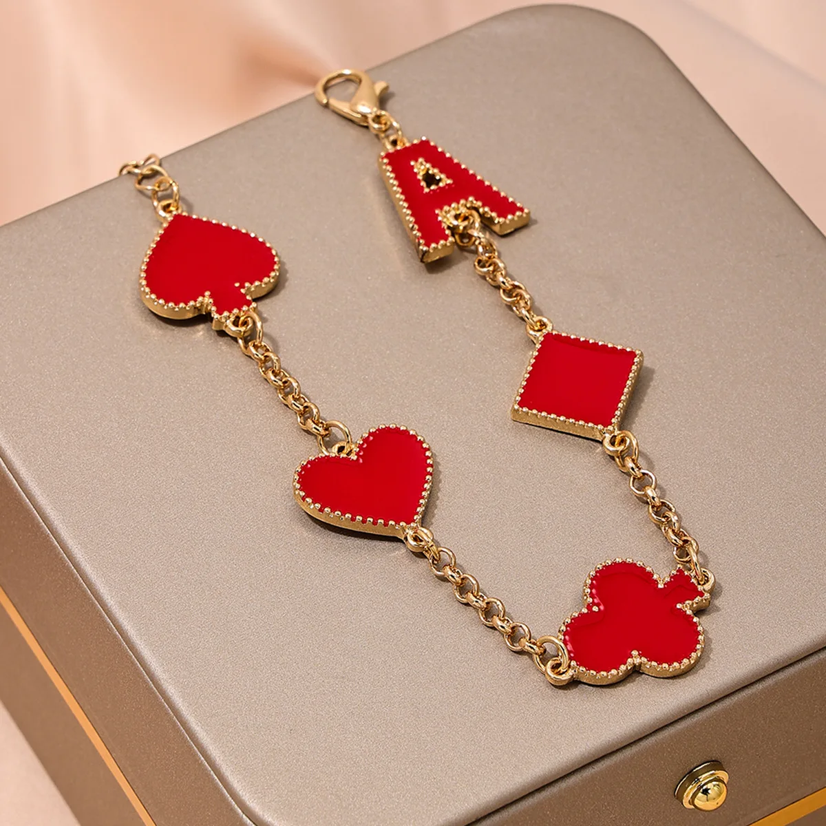 1 Pc Fashion Creative Poker Red Four Suits lettera A bracciale Color oro donna Party Prom regali quotidiani gioielli