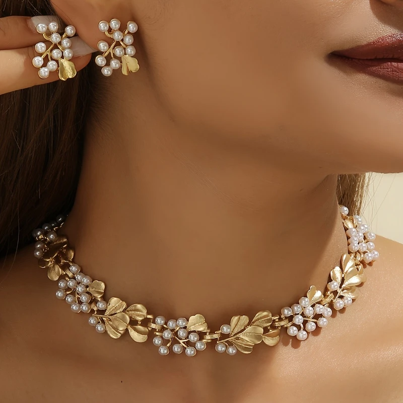 Europa und die Vereinigten Staaten Mode Blätter Imitation Perle Kette Halskette Damen Klassische Retro Schmuck Zubehör