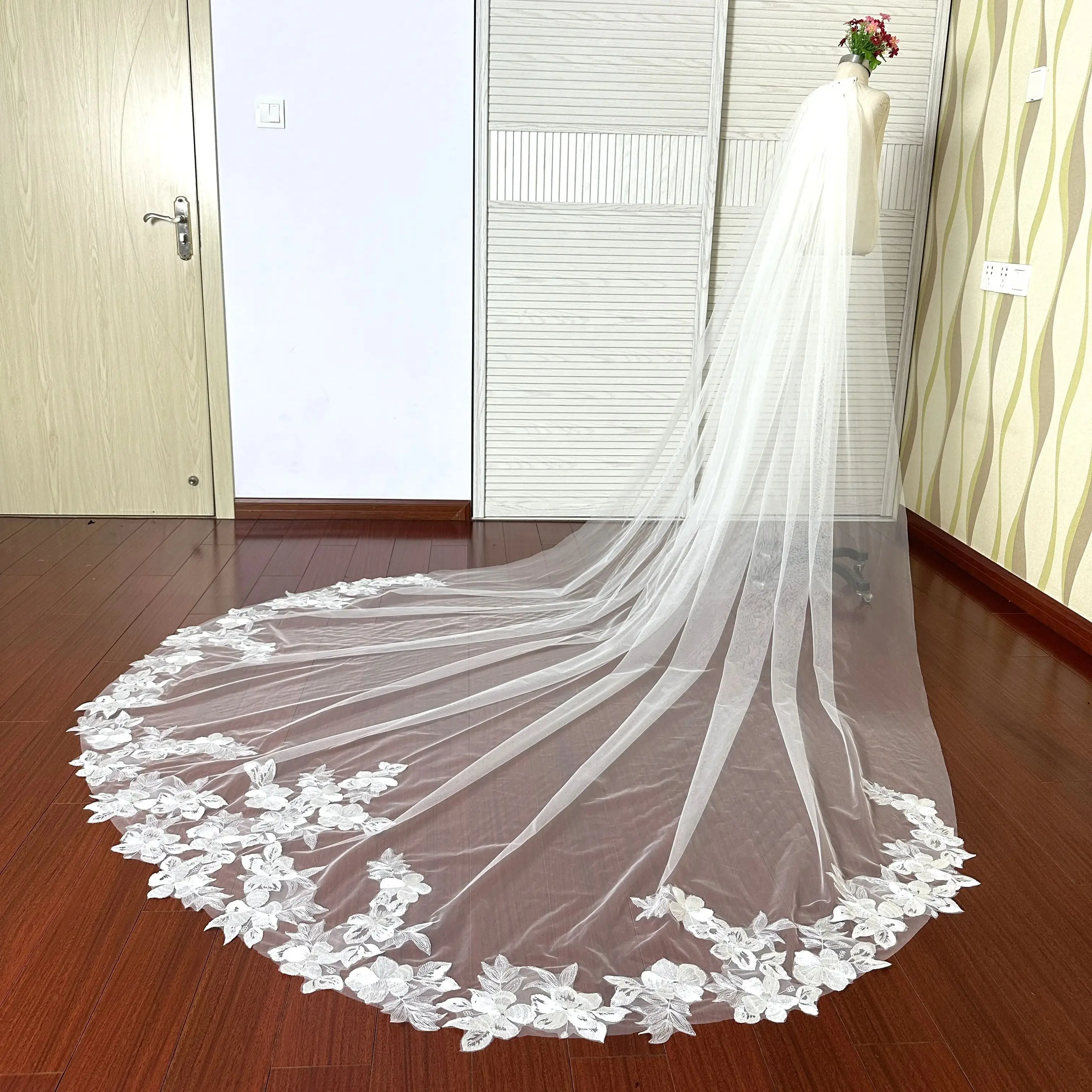 Beautiful Flower Lace Wedding Veil 3.5 Meters 1 Layer Soft Tulle Cathedral Ivory Bridal Veil with Comb Wedding Accessories