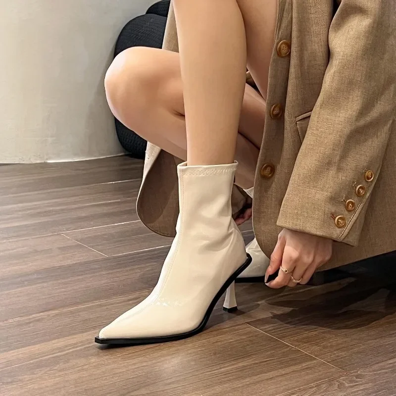 Stivaletti da donna Punta a punta in pelle verniciata Botas corti Tacchi medi sottili Nero Verde Rosso Beige Stivali in pelle verniciata con