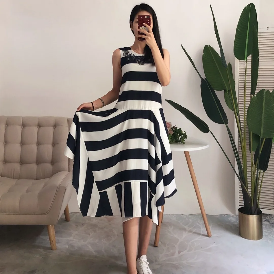 فستان صيفي أنيق لعام 2025 بخصر مرتفع وخط أيه-لاين، بتصميم مخطط، مناسب للعطلات، بحافة غير متماثلة وأكمام طويلة ورقبة مستديرة.