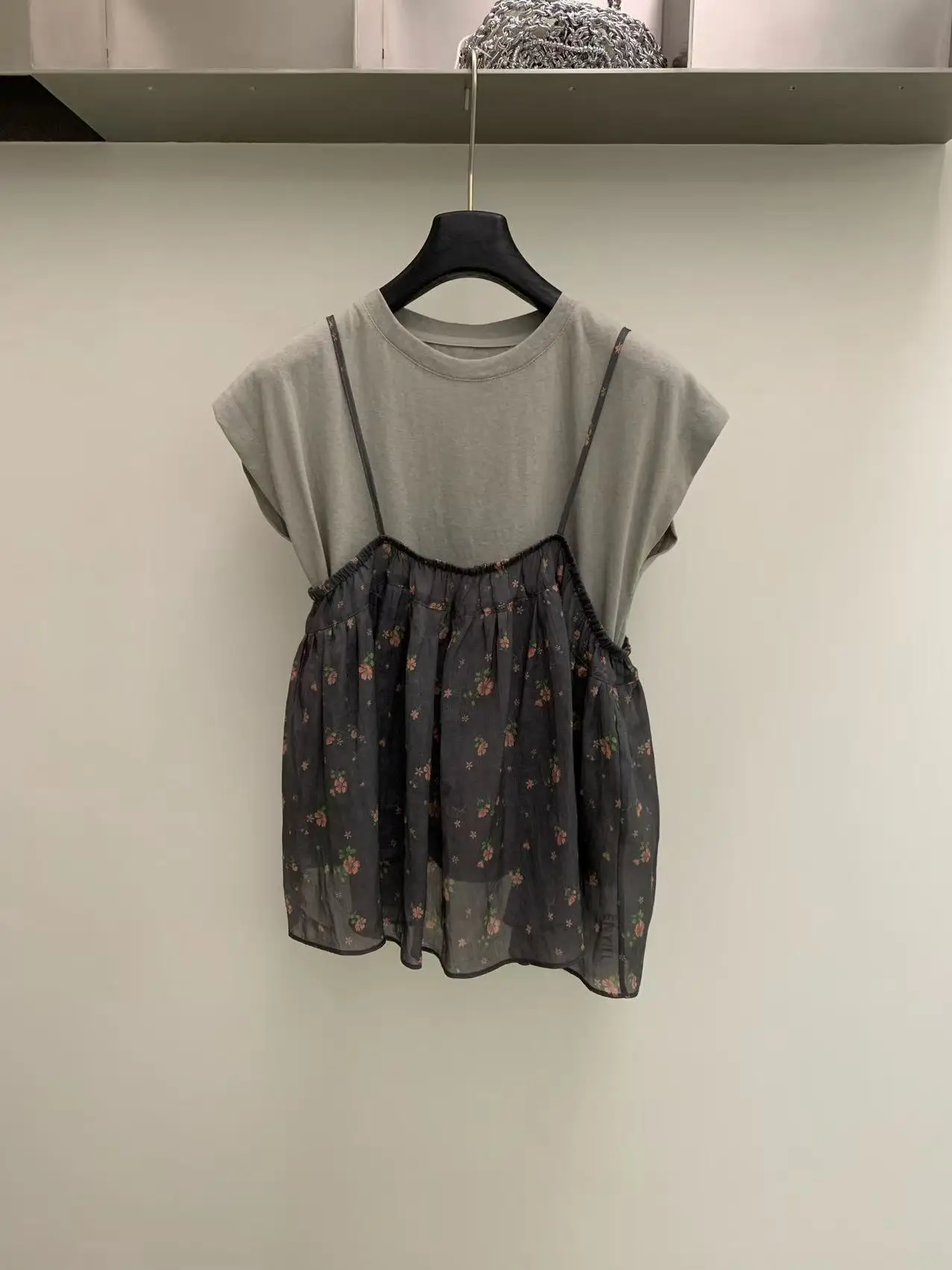 

Комплект из двух предметов: футболка с цветочным принтом и топом на бретелях с коротким рукавом Lilian Enyill Design – женский повседневный хлопковый комплект для лета