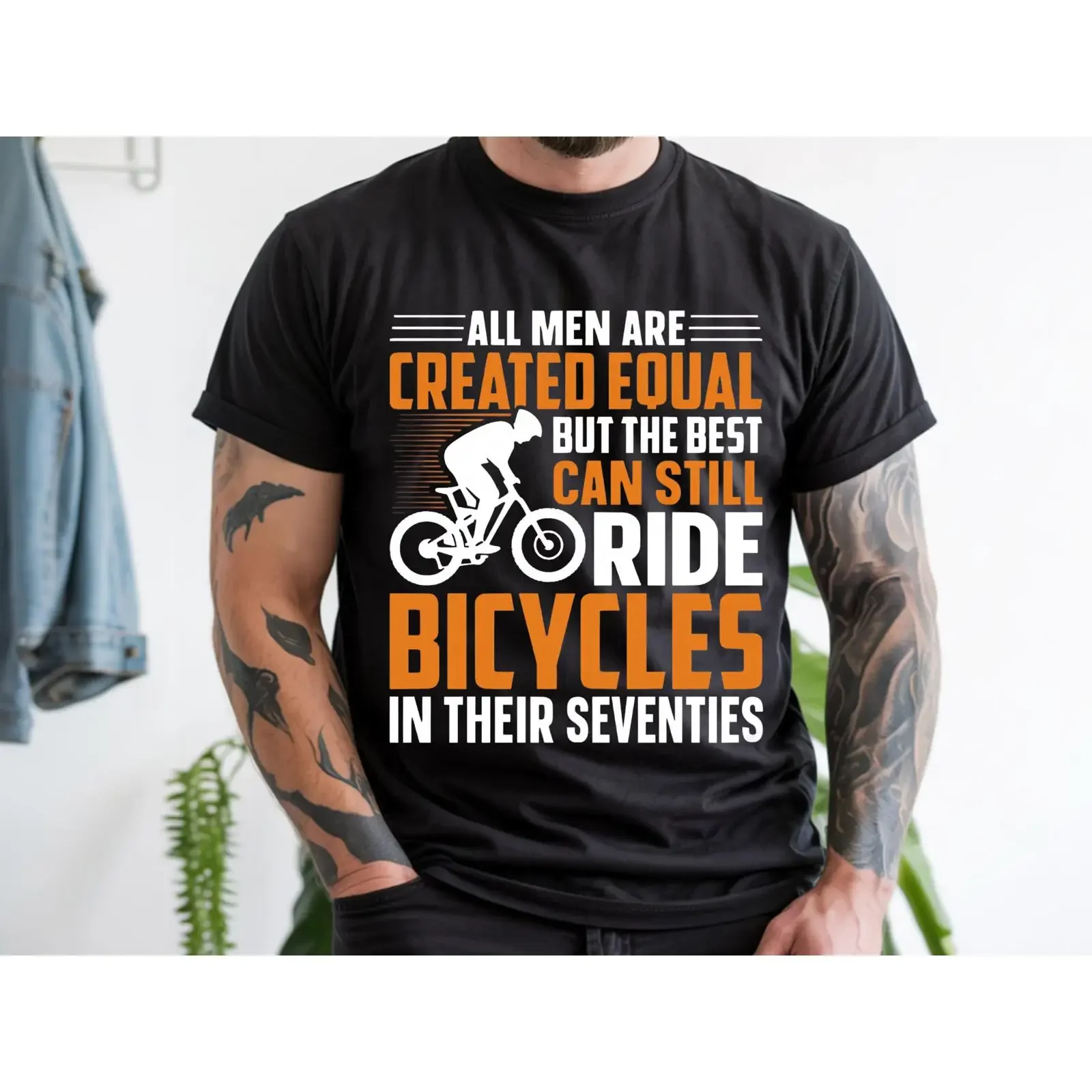 Lustiges Radfahrer-T-Shirt. Die besten Männer fahren immer noch Fahrräder in ihren siebzigsten Jahren. 70. Geburtstag für Senior Mountainbike-Fahrer im Vintage-Stil