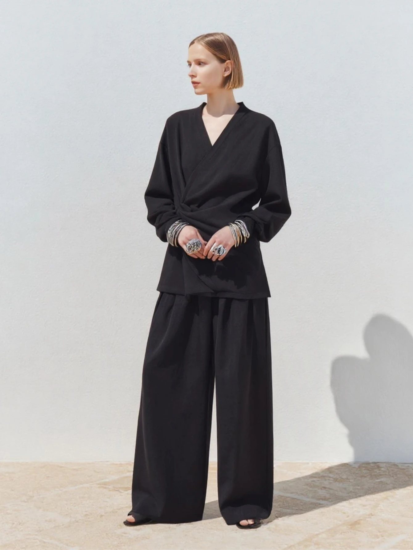 レディースカジュアルブラウス アシンメトリー長袖 Vネック シンプル無地 結び目デザイン 秋ファッション 小さめシャツ