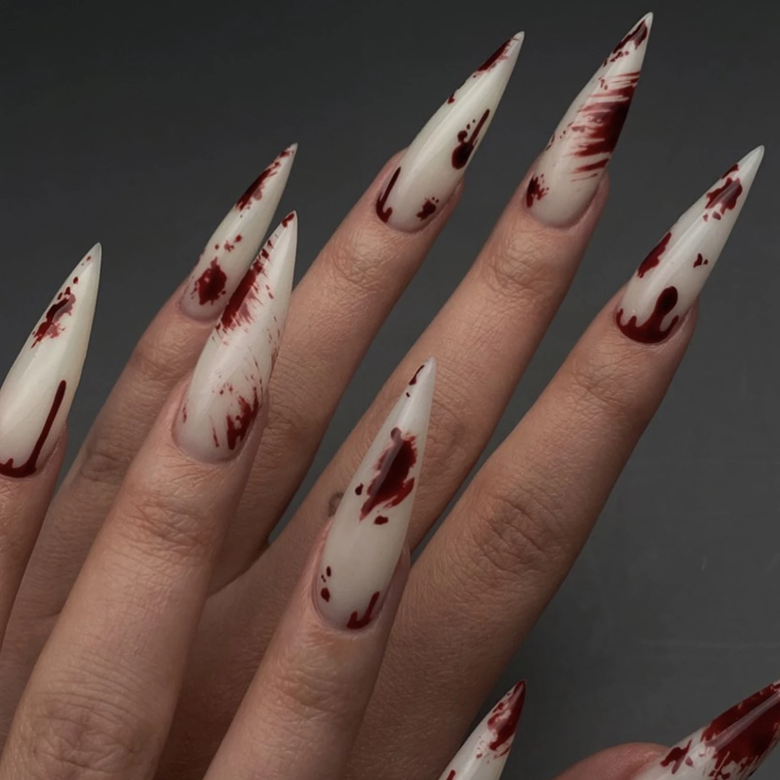 24 Stück Press On Nails Lange, spitze Halloween-Falschnägel, tragbar, mit Blutflecken bedruckt, künstliche Nägel, Party-Kostüm-Zubehör