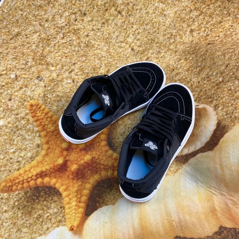 

Популярные черные скейтерские кеды средней высоты 2026 года с мягкой подошвой, грязеотталкивающие, с технологией ручной строчки, модные кроссовки, размеры S+