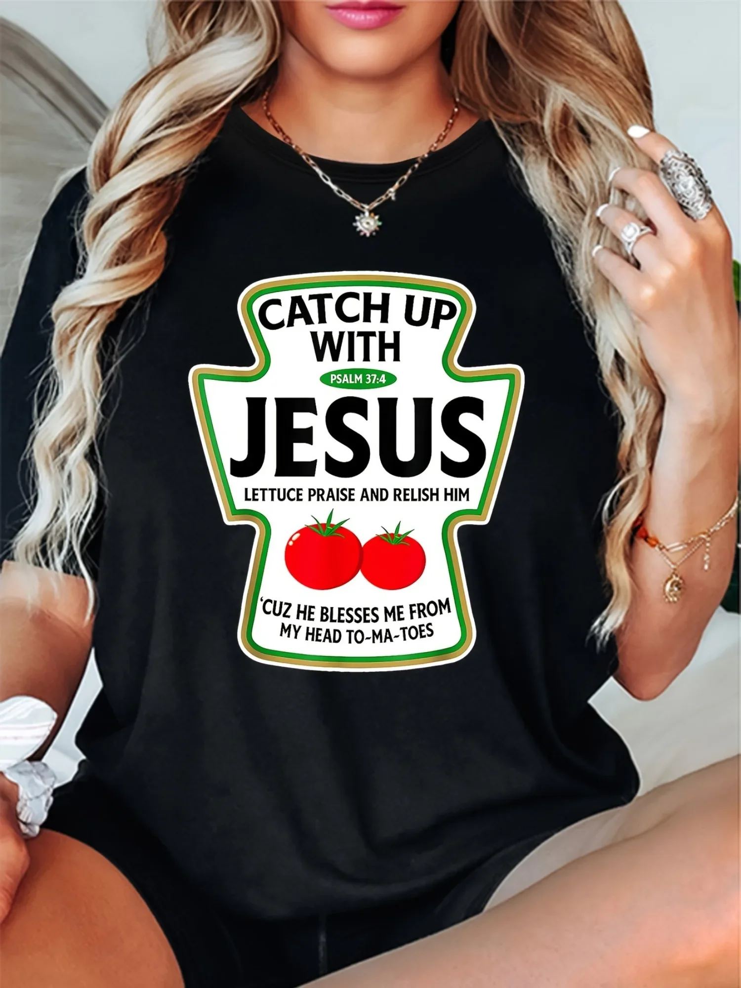 تي شيرت نسائي برسومات "Cach Up With Jesus" مقاس كبير - رقبة دائرية كاجوال، كم قصير، تي شيرت أسود مع فكاهة دينية، طماطم #2