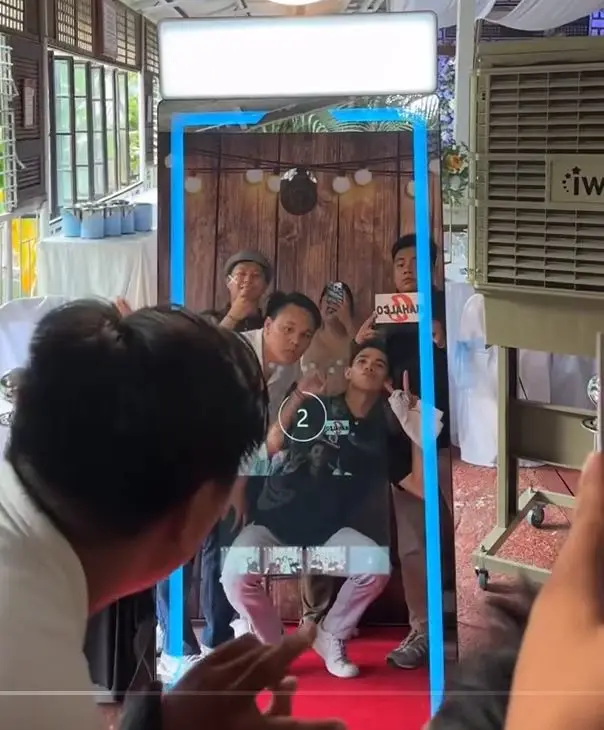 

65 Inch Full Length Selfie Mirror Photo Booth Touch Screen Compatible with Camera Wholesale Magic Mirror Photo Booth