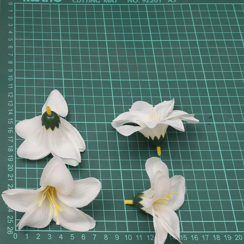 100pcs/7cm White Lily Artificial Silk Flower Heads DIY Wedding Decoration Party Wreath Scrapbooking Craft Fake Flowers