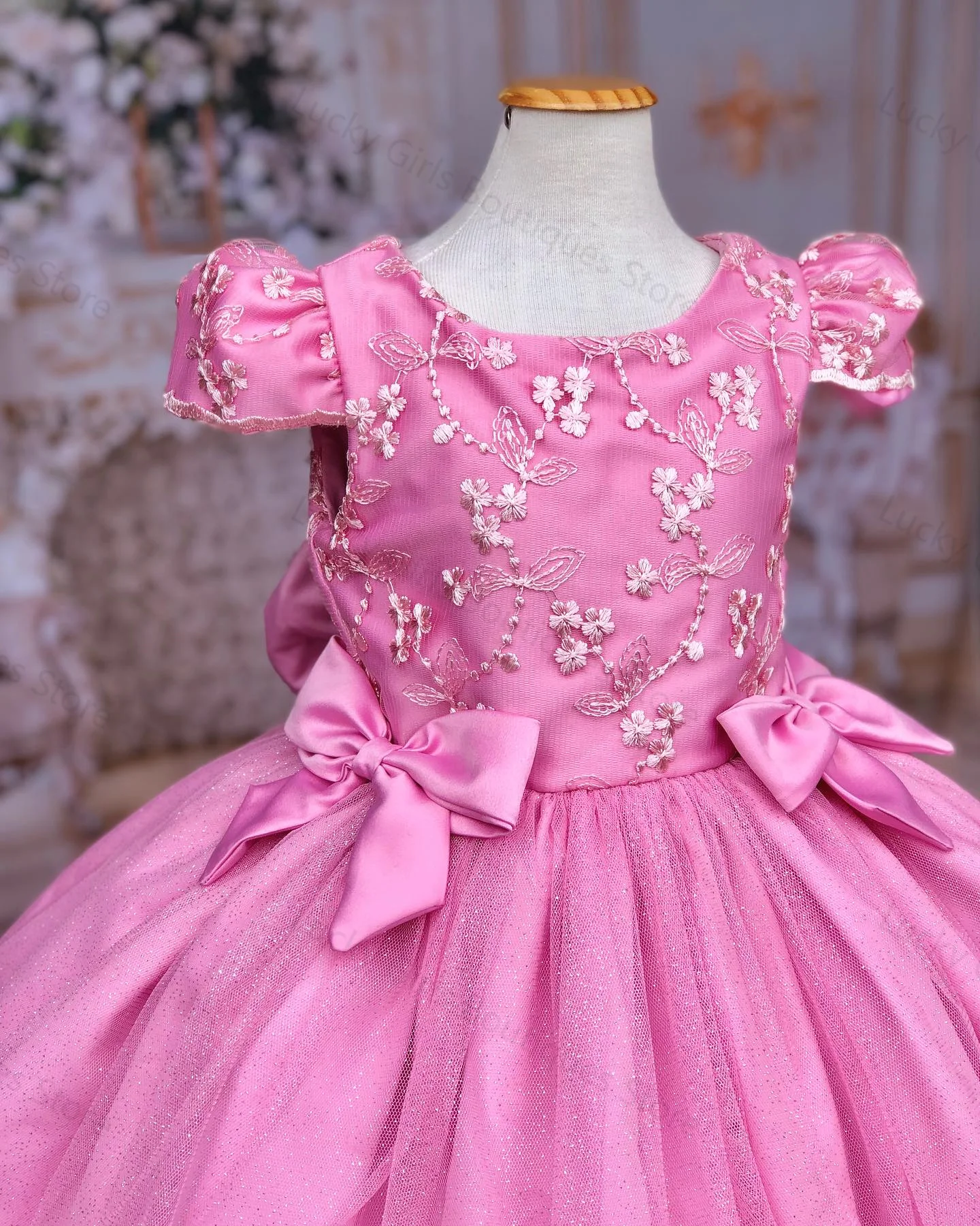 Robe de demoiselle d'honneur en satin rose, appliques de paillettes, boule de paillettes, quel que soit l'anniversaire des enfants, quels que soient les nœuds, petite fille, reconstitution historique à plusieurs niveaux