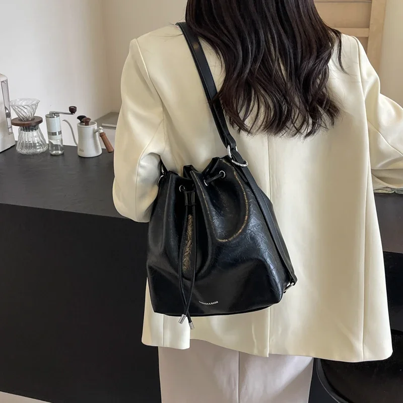 Bolsos de hombro pequeños de cuero PU plateado para mujer, bolsos de moda coreana Y2K, bolso cruzado de cubo, 2024