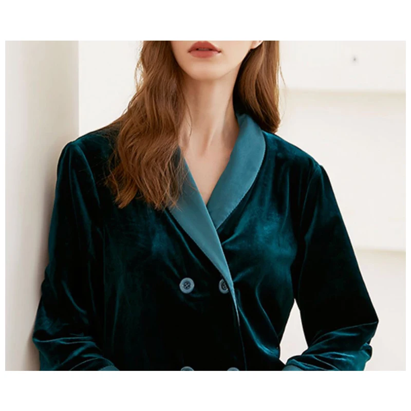 Hochwertiges Damenanzug-Set aus Seidensamt, Mantel und Hose in französischer, eleganter, lässiger Homewear-Anmutige Atmosphäre. Bequem weich.