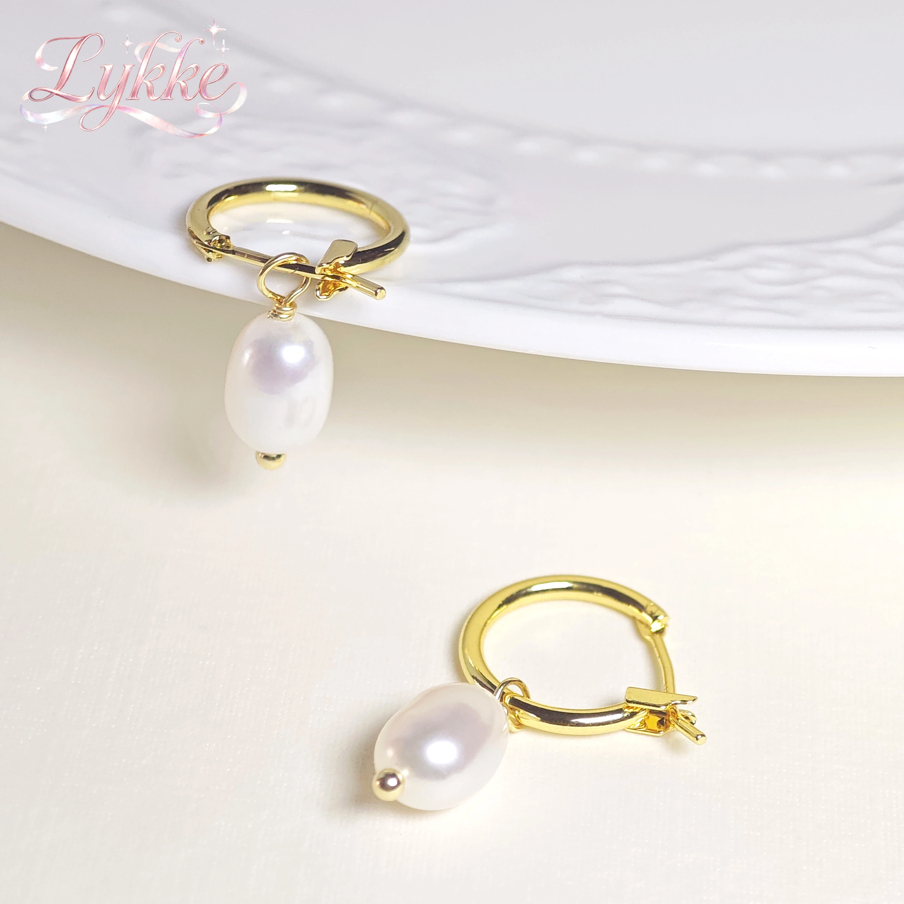 

Элегантный кулон из натурального французского пресноводного жемчуга с позолоченными серьгами в стиле барокко (18K), идеально подходит для повседневных подарков и свиданий.