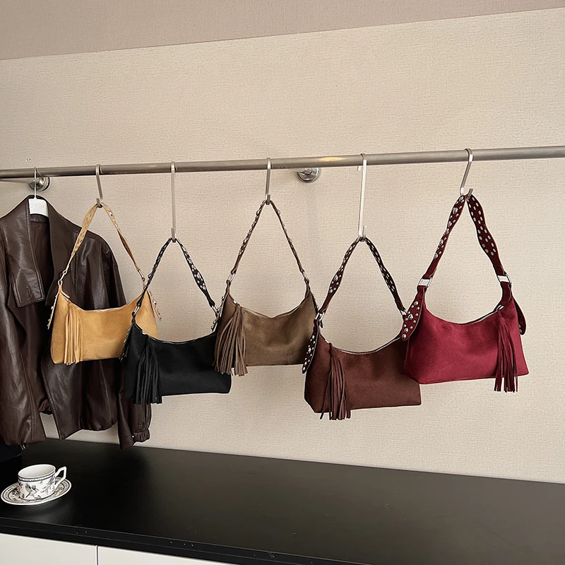 حقائب كتف عصرية من Leftside للنساء بمسامير وشرابات تصميم من جلد الغزال الصناعي حقيبة كروس 2025 أحدث حقائب اليد الفاخرة