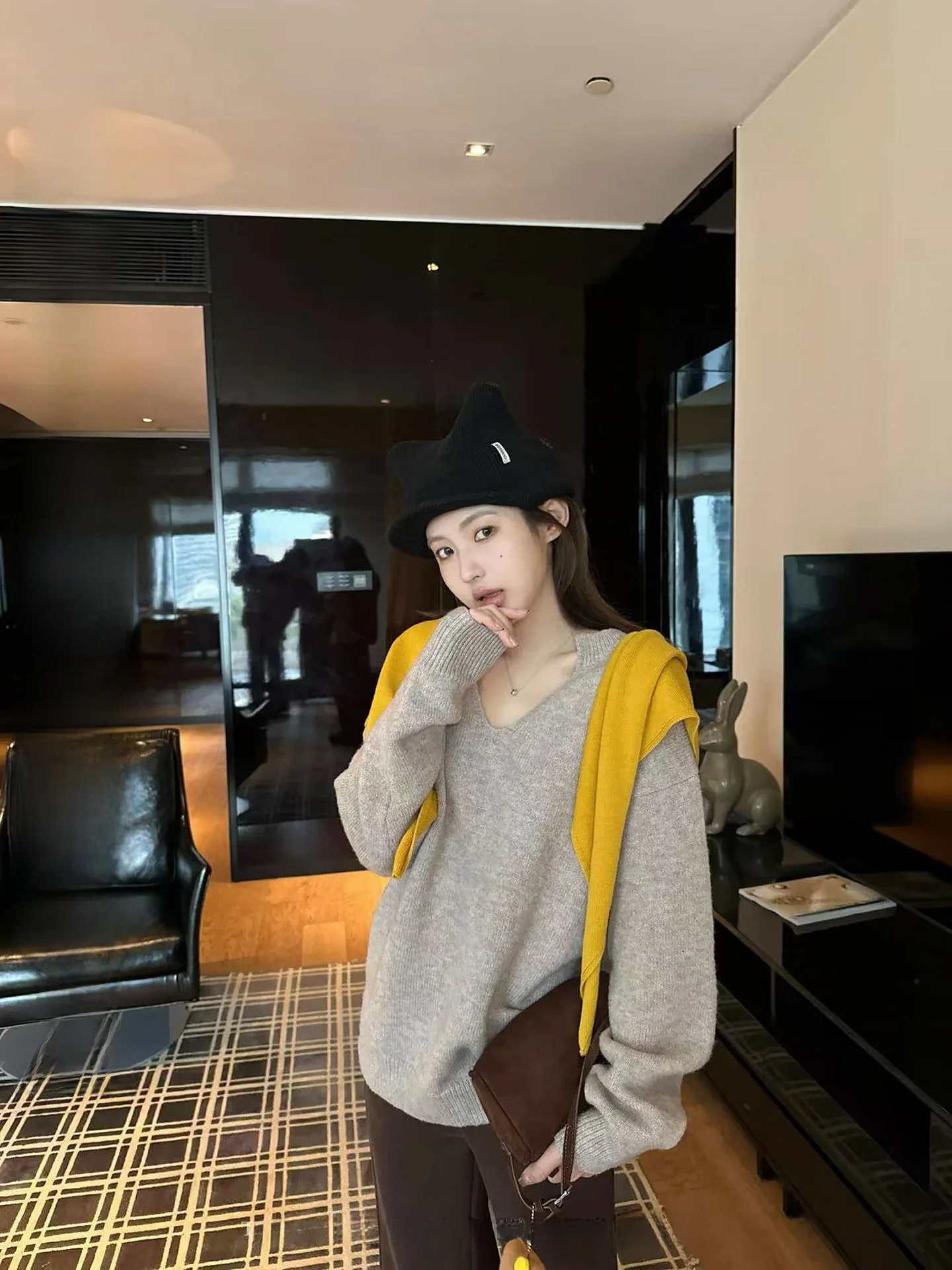 

Свободный вязаный свитер с V-образным вырезом и длинными рукавами для женщин, весенний, в стиле lazy style, повседневный, свободного кроя, стройнящий, простой в сочетании, женский топ