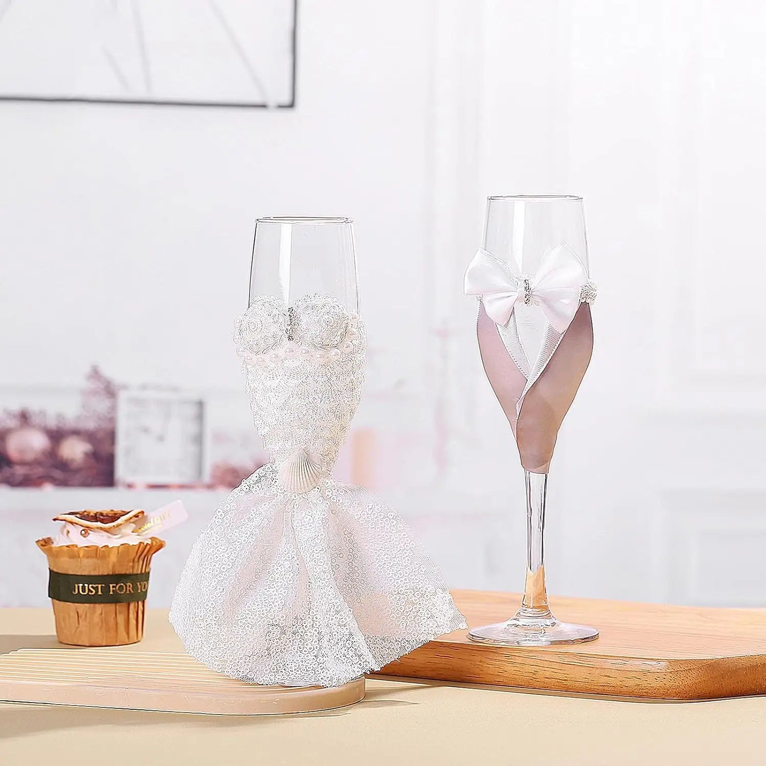 Delicate wedding wine glasses Wedding dress style Champagne glasses Romantic glasses for the bride and groom's banquet
