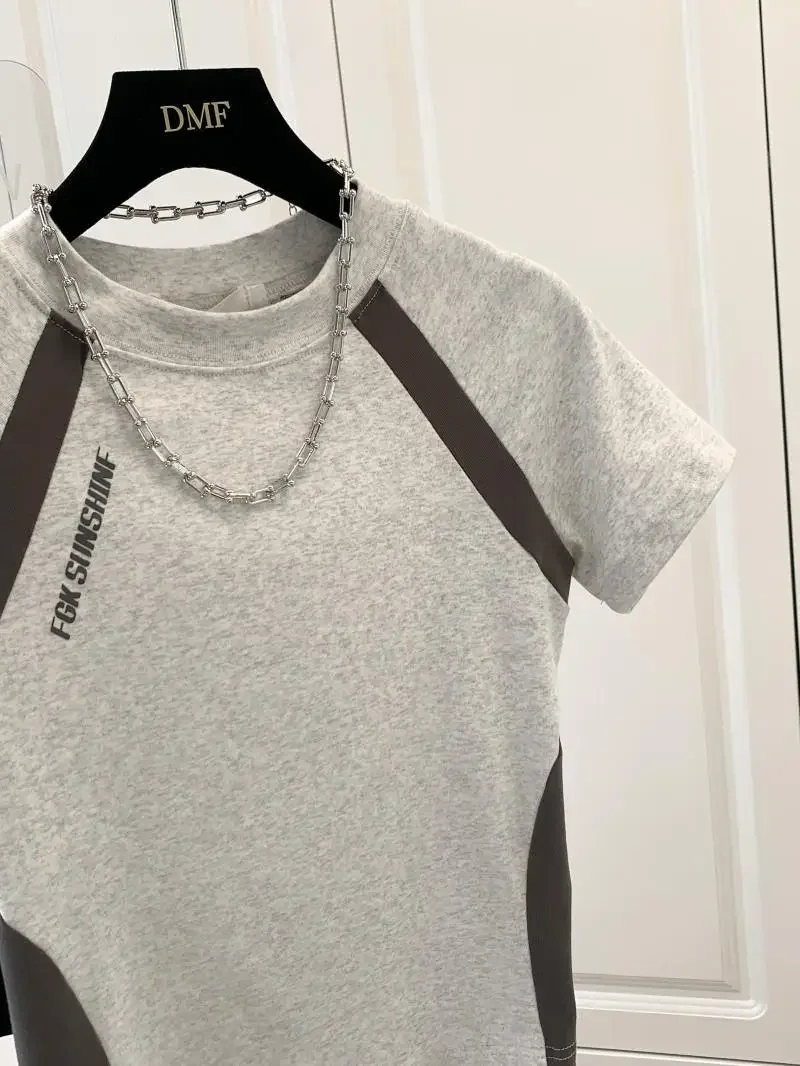 Grey short-sleeved T-shirt female summer 2024 new design sense fashion casual American retro elegant slim shoulder short top.