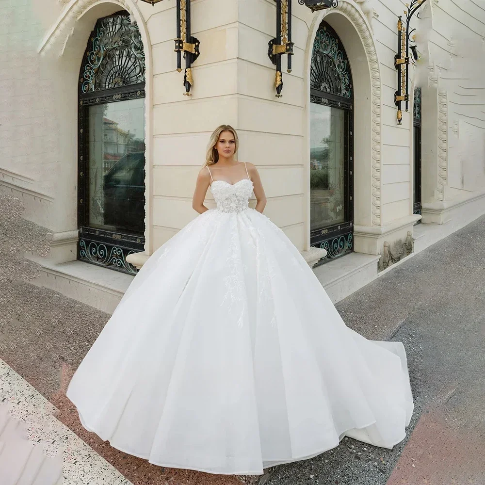 Suknie ślubne balowe z ramiączkami spaghetti, szyte na miarę, wykwintne, księżniczka, dekolt w serduszko, aplikacje z koronki 3D, zdobione koralikami.