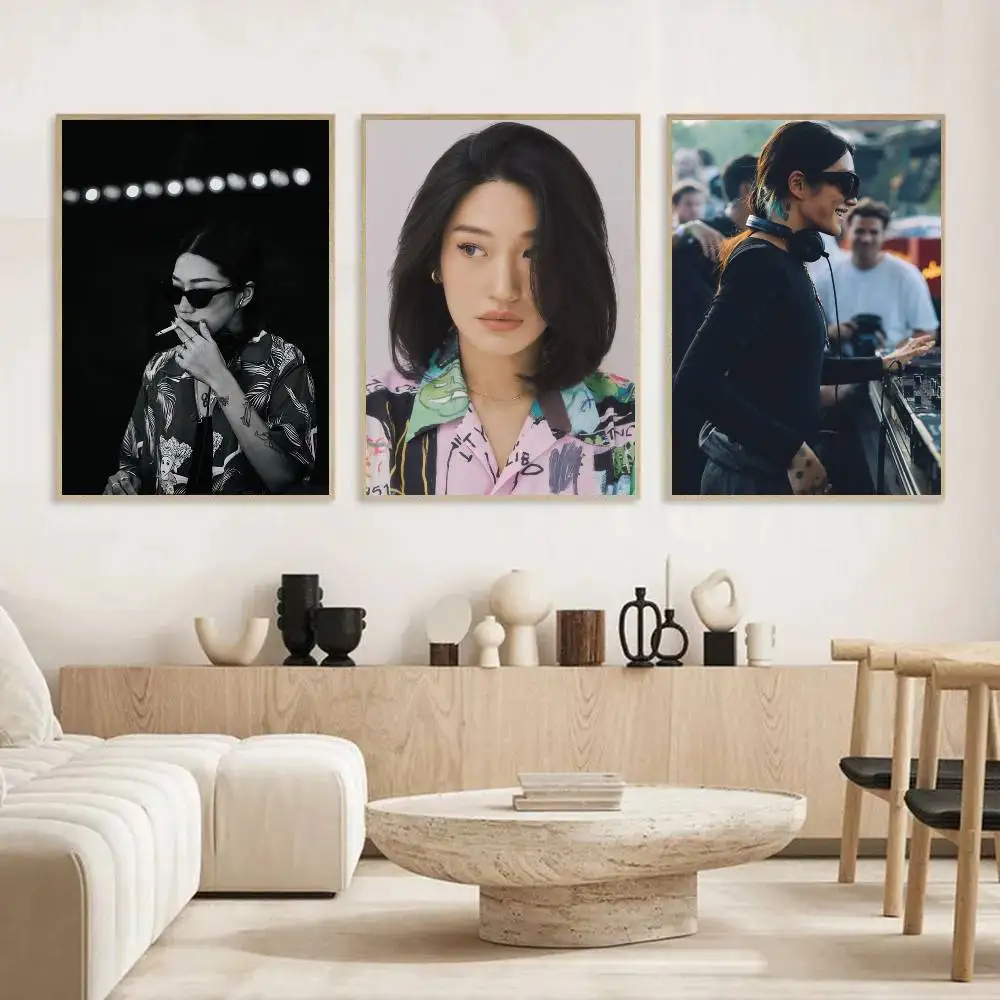 1 قطعة Peggy Gou ملصق فني ذاتي اللصق مقاوم للماء ورقة ملصق مقهى بار غرفة جدار ديكور #4