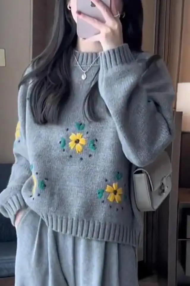 

Hook flower short sweater women's autumn and winter new item soft and loose round neck knitted base sweater top