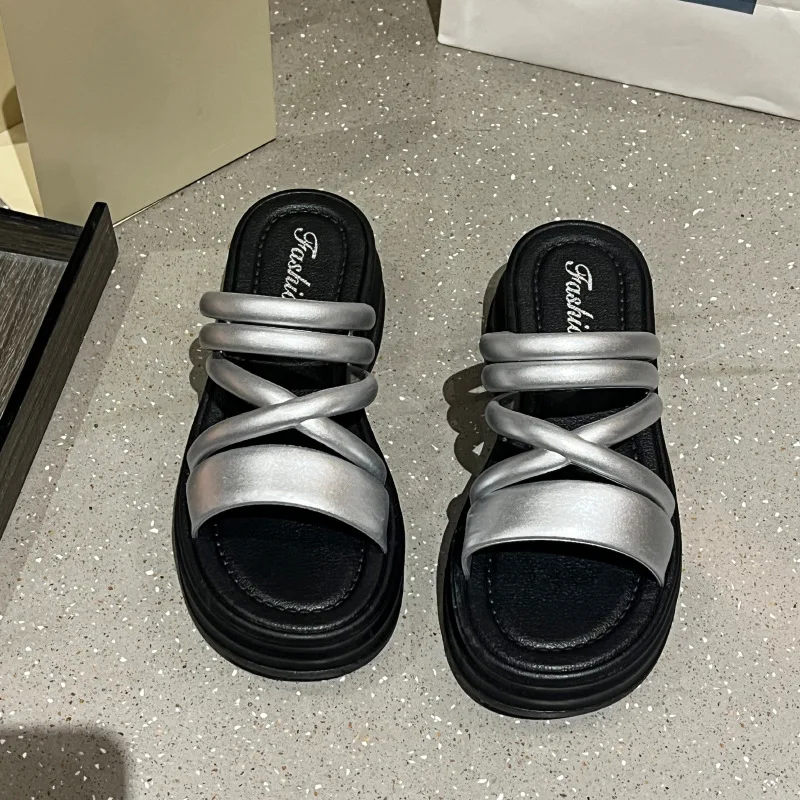 Sandalias de mujer con correa fina cruzada y parte inferior gruesa de verano 2025, ropa de verano, zapatillas de mujer con una palabra elevada para playa de hadas a la moda