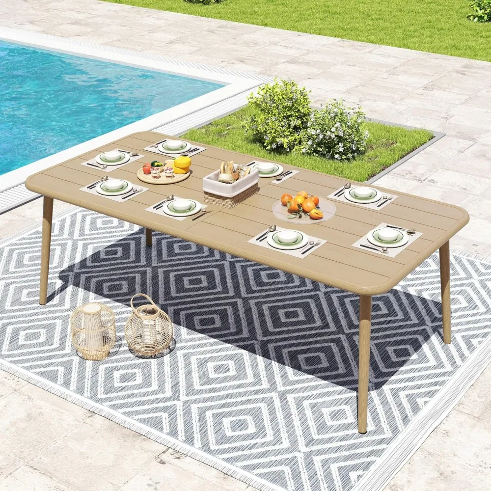 طاولة طعام خارجية لـ 8، طاولة طعام كبيرة بإطار من الألومنيوم مستطيلة الشكل، سطح طاولة يشبه الخشب مع مظلتين