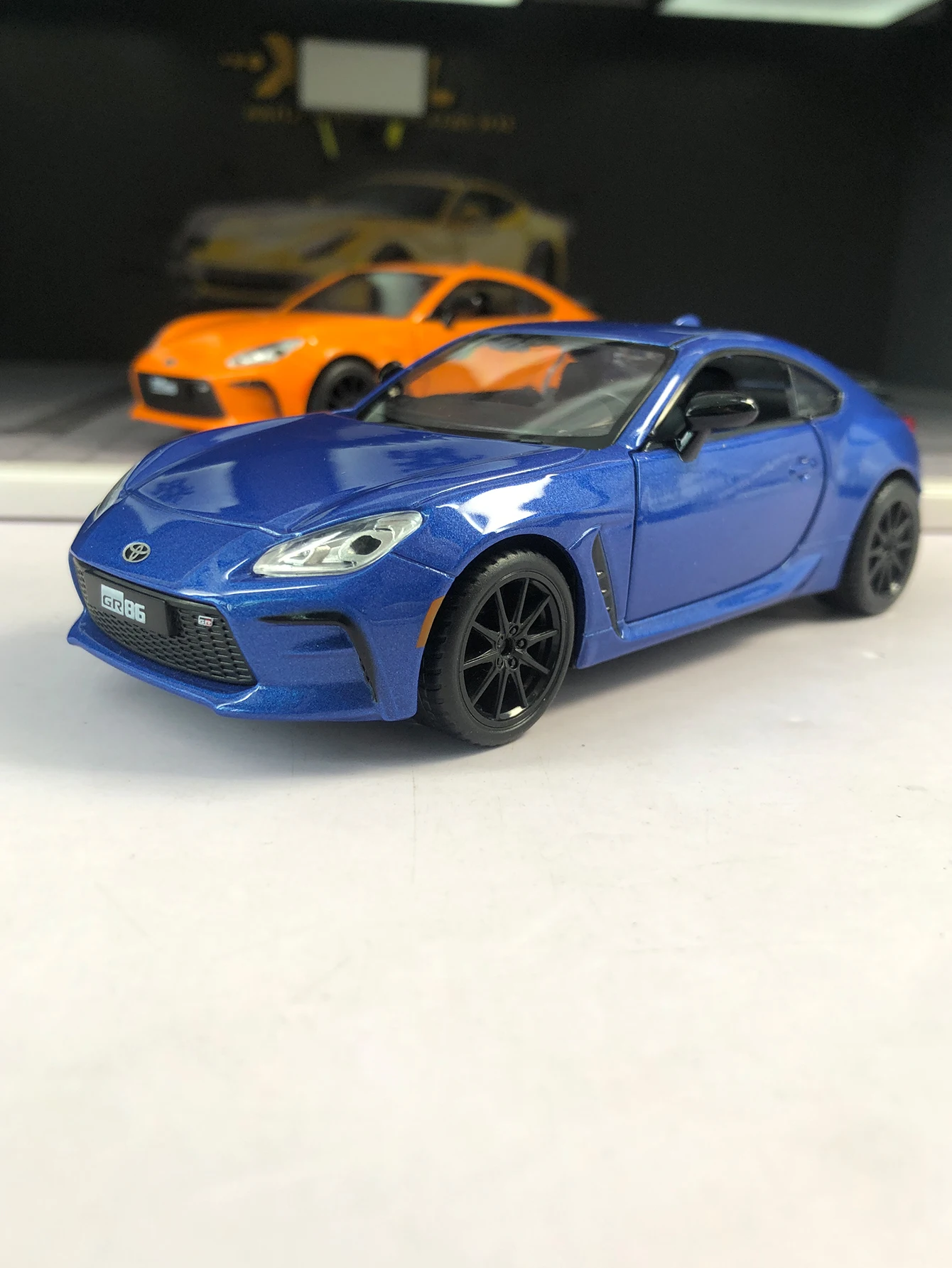 Modèle de voiture Toyota GR86 en alliage de zinc simulé 1: 28, ornement statique, voiture cadeau de collection en métal