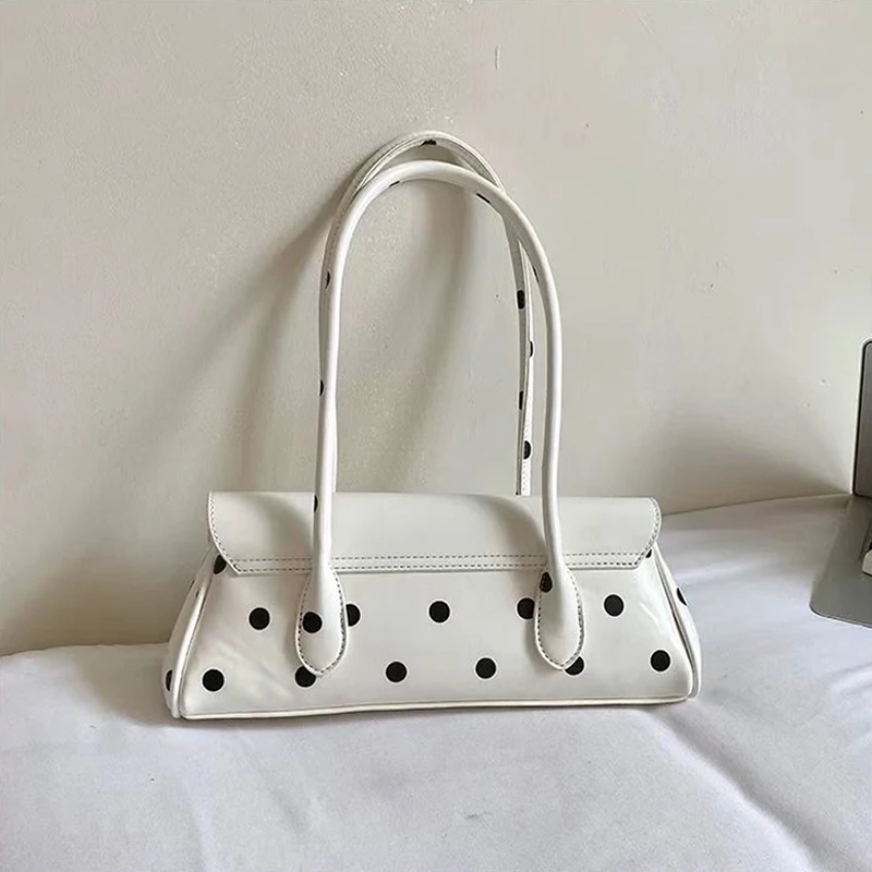 Gepunktete Hobo-Unterarmtasche, Koreanisch-Chic Damen-Handtasche mit Langem Trageriemen und Taschenanhänger, Alltagstasche für Arbeit und Pendeln – Detail 5