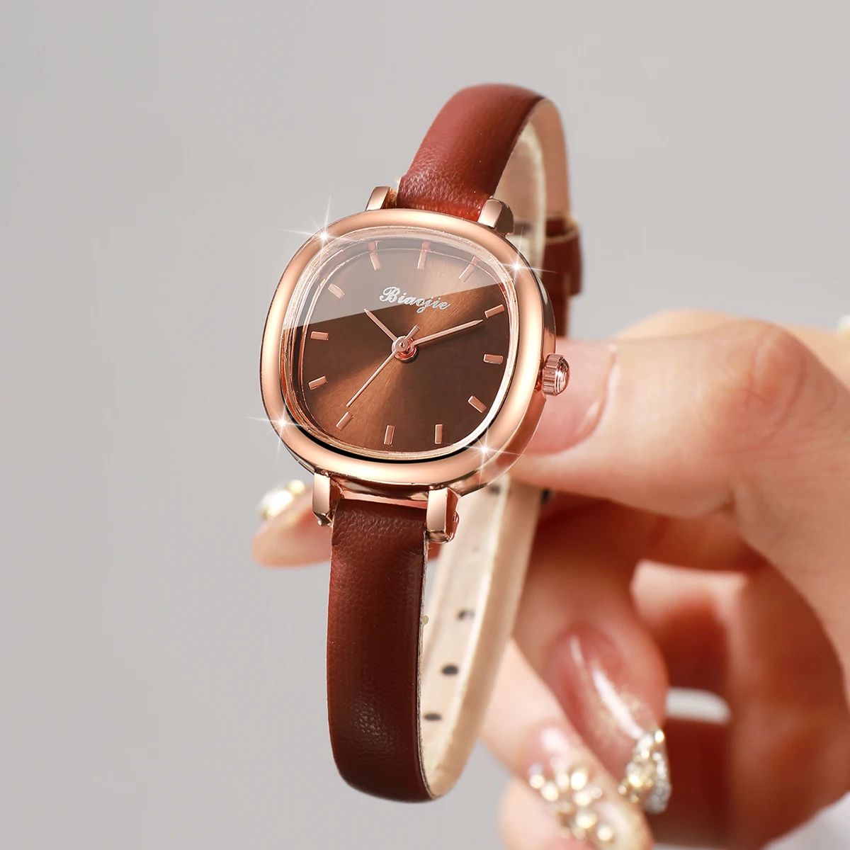 5-teiliges Modisches Damen-Uhren-Set mit Herz-Schmuck, Elegante Quarz-Armbanduhren mit Lederarmband und Modischen Accessoires als Geschenk (Ohne Box) – Detail 4