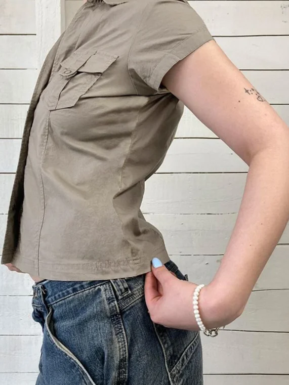 Vêtements de travail monochromes à manches courtes pour filles, chemise rétro à revers, simple boutonnage, vêtements tissés, en Stock, nouvelle collection 2025