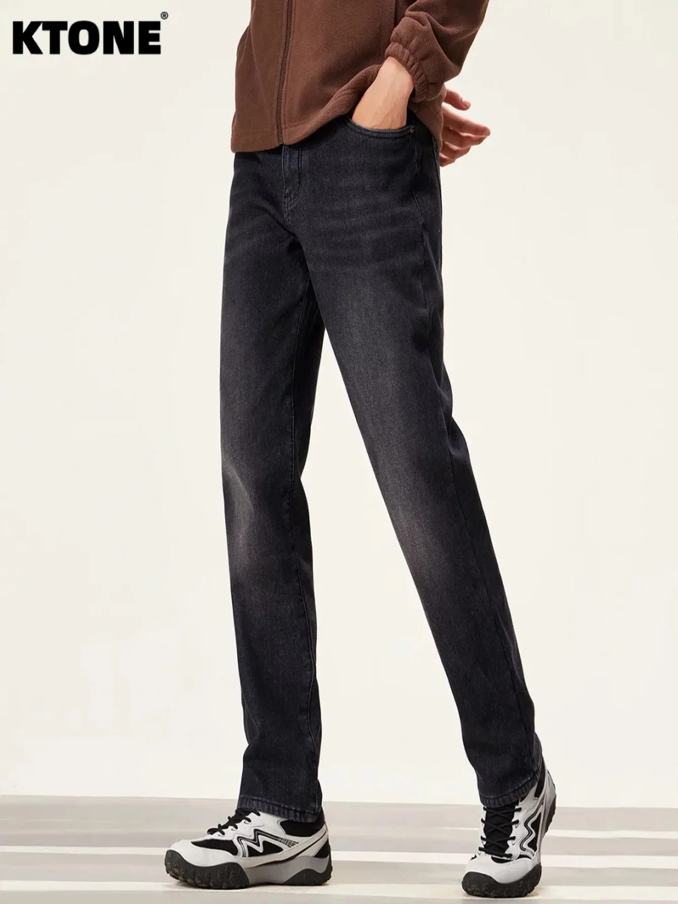 

Мужские черные джинсы в стиле стритвир, облегающие, минималистичные, однотонные, без аксессуаров и ремней.