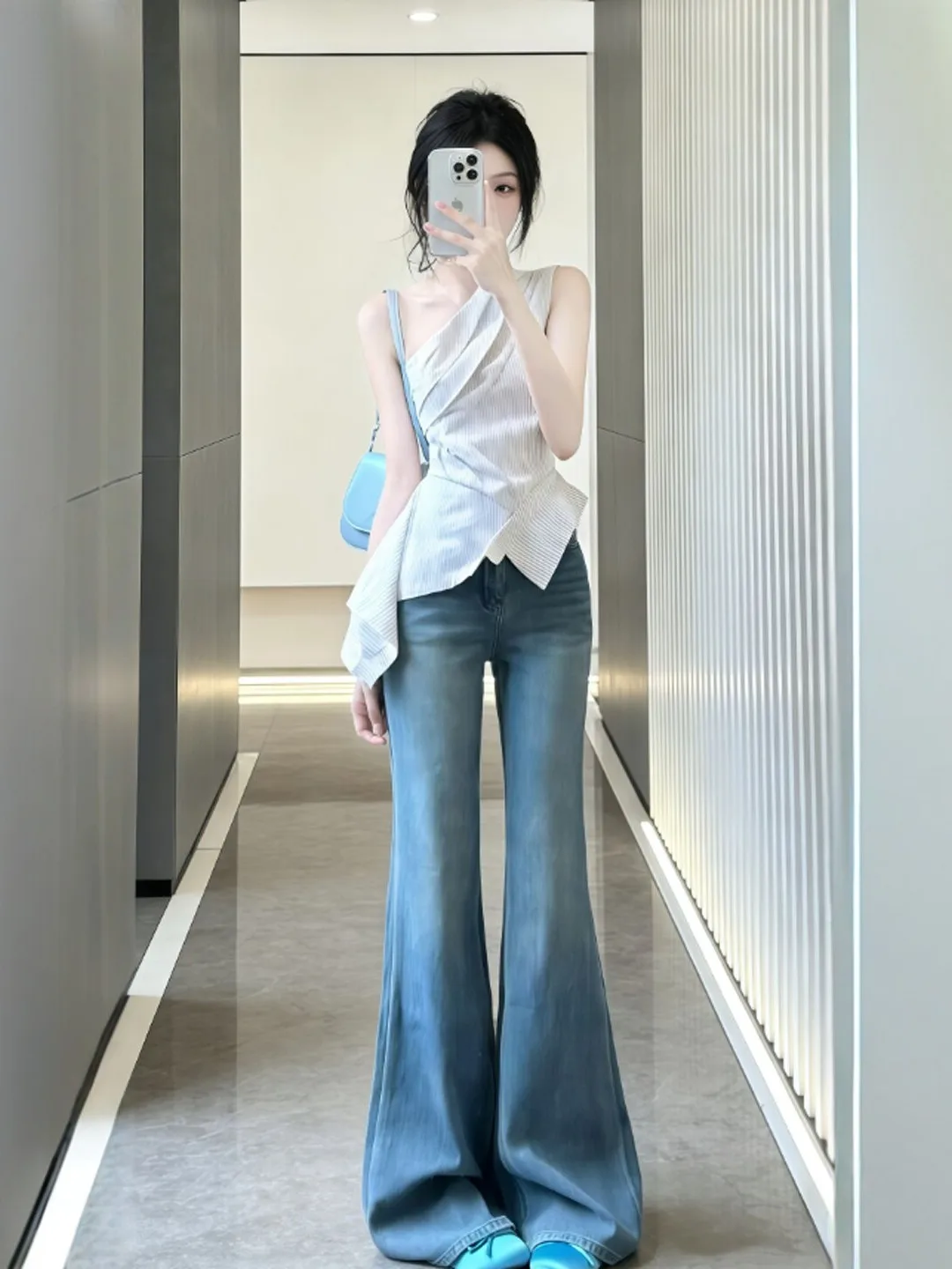 

Уникальный дизайн: Комплект из двух предметов из денима с открытыми плечами, элегантный готовый образ (OOTD) на лето 2026. Женская мода: повседневные джинсы с высокой талией.