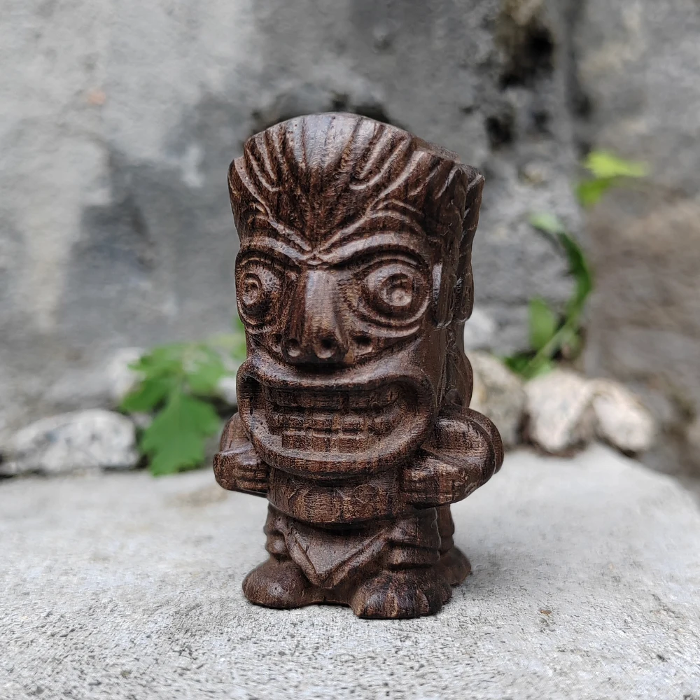 Wooden Tiki Totem Small Figurine Ornament, Hand-Carved, Tribal Style. Suitable for Christmas Decorations, Office Decor, Party Decorations, Housewarming Gifts, Home Decor, Study Room, New Year Gifts