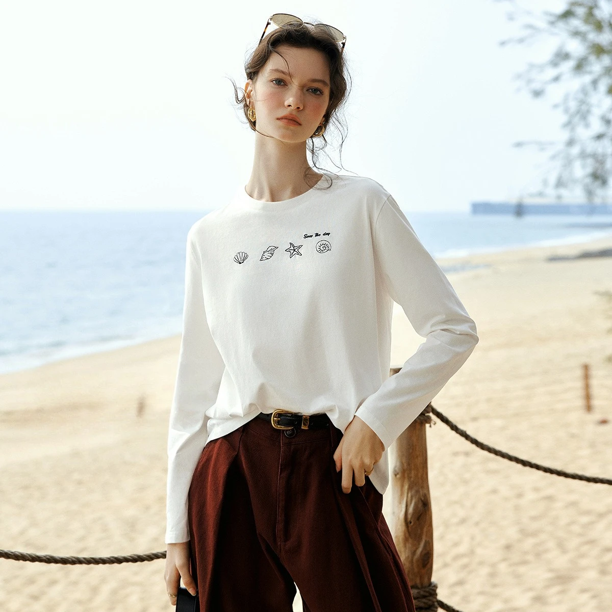 OLrain Women White Long Sleeve T-shirt Spring 2026 New Round Neck Shell Star Embroidery Loose Casual Minimalist Top O58CT003683