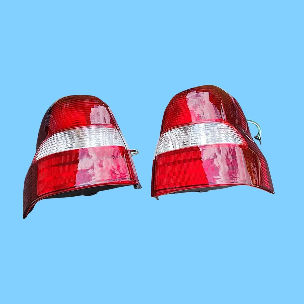 Suitable for Mazda Demio 1999-2002 D2675110B D26751170A DW3W, DW5W D3E pair of rear taillights