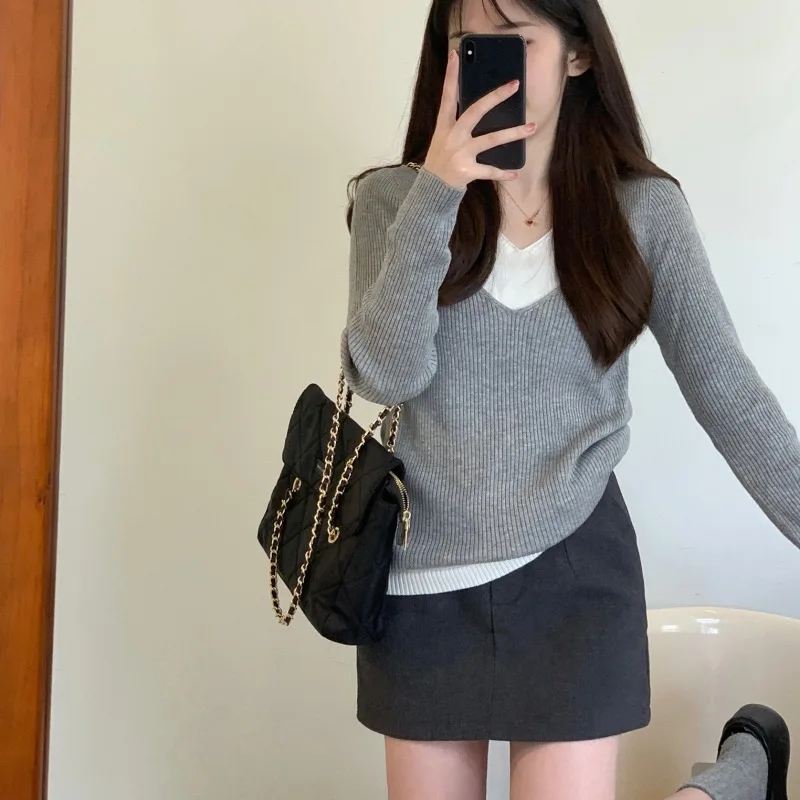 

Women's Slim Fit Knitted Base Shirt V-Neck Color Block Autumn Winter Fashionable Inner Wear Shoulder Length Overhead Sweater