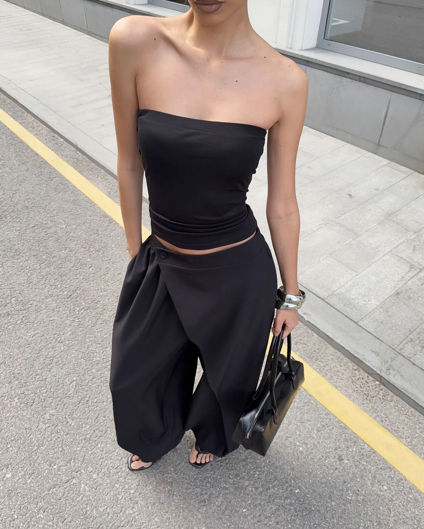 Hochgeschnittene Damenhose, Trendige Schwarze Streetwear, Unregelmäßige Lose Passform, Knopfverschluss, Laternenhose, Vielseitige Pendlerhose für Damen – Detail 5