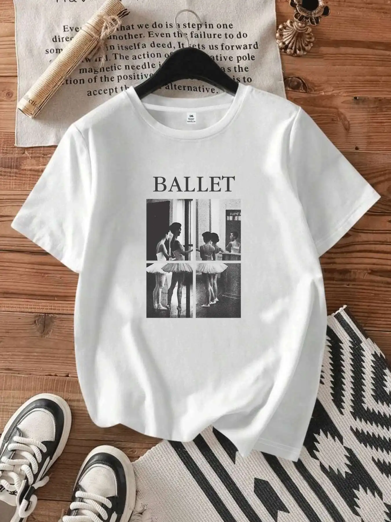 【1143414】تيشيرت نسائي بمقاس كبير ورقبة دائرية وأكمام قصيرة مع نصف كم مرن ومطبوعات عصرية #1