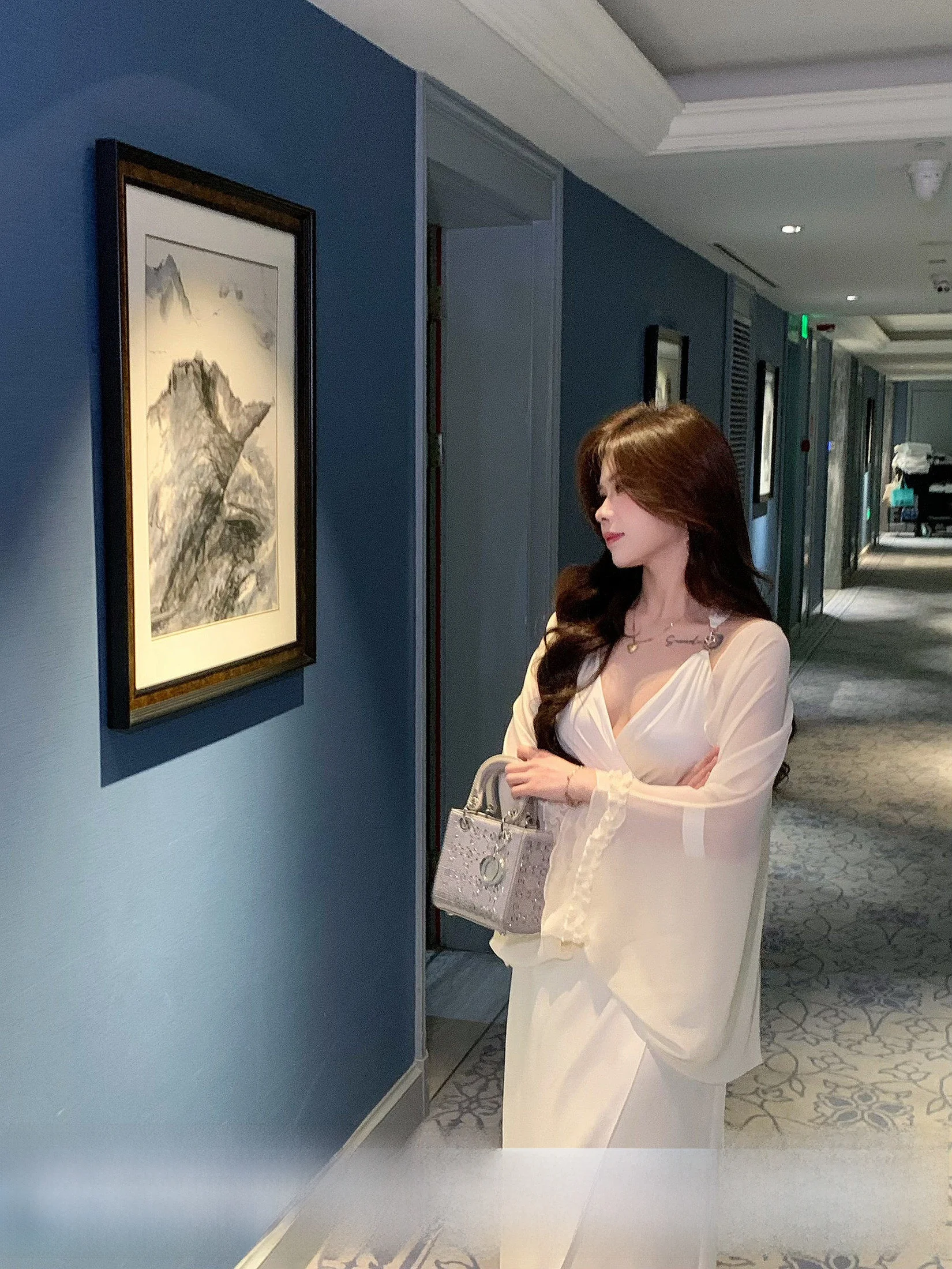 

Белая кружевная блузка Lixiaoshuang с V-образным вырезом и рукавами «летучая мышь» для женщин, весенняя, свободного кроя, с оборками, в повседневном стиле, из полиэфирного волокна, с длинными рукавами