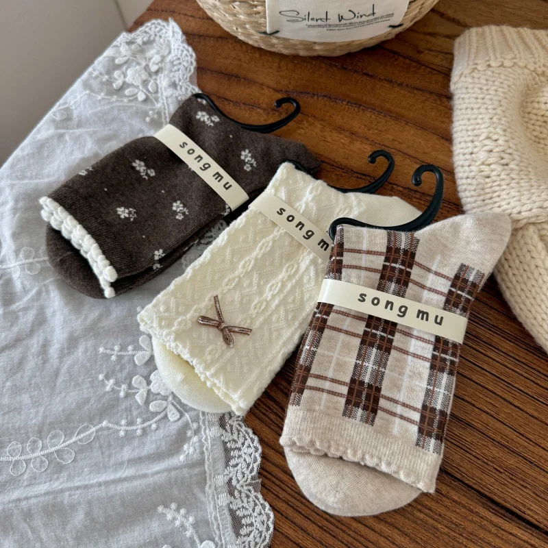 3 Paar Damen-Herbst-Winter-Retro-Socken mit kariertem Blumenmuster und mittlerer Röhre, Schleife, modische, einfache, bequeme Freizeitsocken