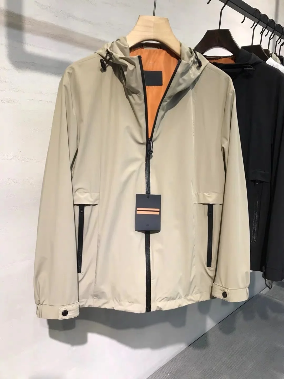 

Мужская куртка в итальянском стиле: новинка весенней коллекции, ветрозащитная, с воротником, для делового повседневного образа, с буквенным принтом, удобная для поездок на работу